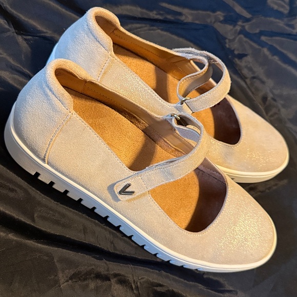 Vionic Uptown Mary Jane Flats Gold Shimmer Leather size 8.5 EUC - Picture 2 of 16